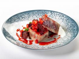 Taco de atún rojo con fresas, remolacha y salsa hoisin